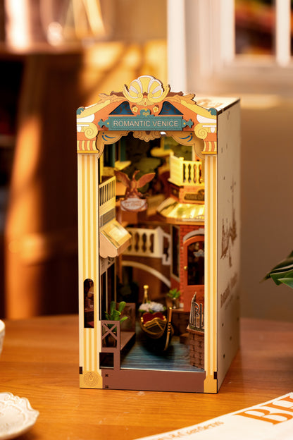 Romantic Venice Book Nook