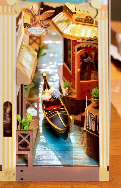 Romantic Venice Book Nook